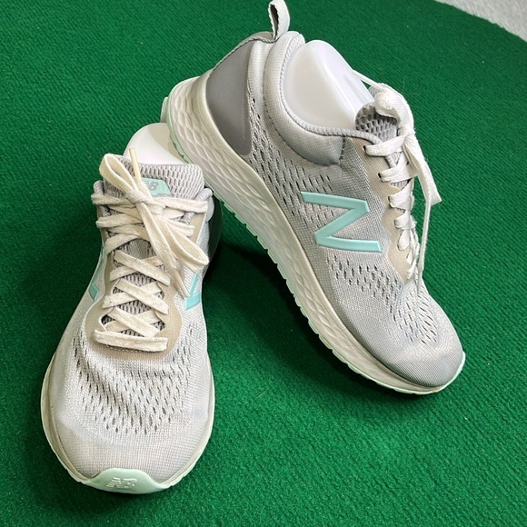 New Balance Women's Light Gray and Mint Athletic Shoes size 7,5 - Picture 2 of 5